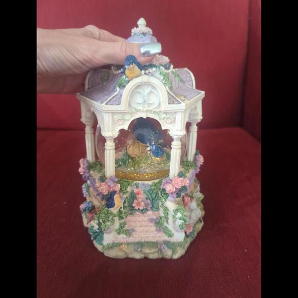 Vintage bluebird gazebo glitter globe - Picture 3 of 9